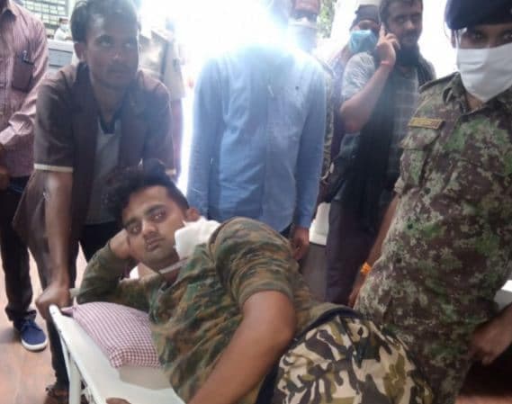 पुलिस-नक्सलियों की मुठभेड़ में हॉकफोर्स का प्रधान आरक्षक घायल