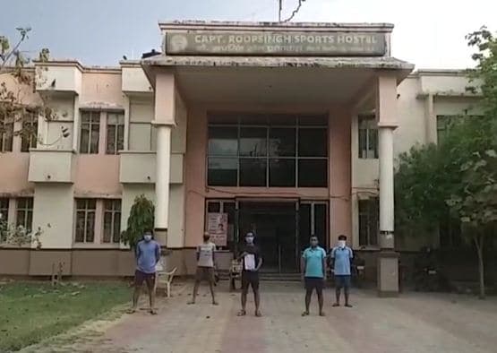 JU के हॉस्टल में फंसे छात्रों को खाने का संकट, मैनेजमेंट बेखबर, CM से लगाई मदद की गुहार