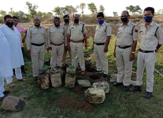 आबकारी विभाग की दबिश, 300 किलो महुआ लहान करवाई नष्ट, दो आरोपी गिरफ्तार