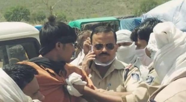 तुलाई न होने से परेशान किसान करने लगा आत्महत्या, पुलिस ने पीटा