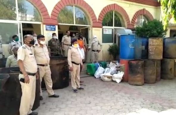कंजरों के डेरों पर छापा, आबकारी विभाग ने पकड़ी लाखों की कच्ची शराब
