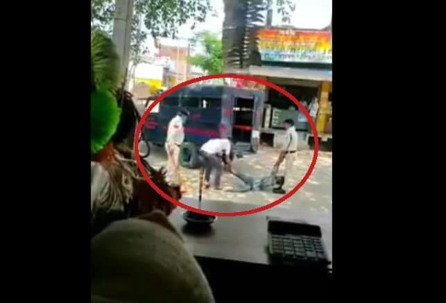 बेहोश होने तक बेदर्दी से डंडे मारती रही पुलिस, दो सस्पेंड