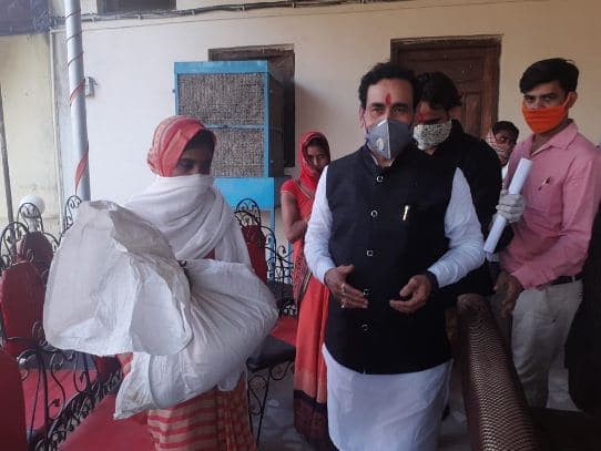 स्वास्थ्य मंत्री ने जरूरतमंदों को बांटी राहत सामग्री, बोले-‘स्वस्थ रहें, सुरक्षित रहें, घरों में रहें’