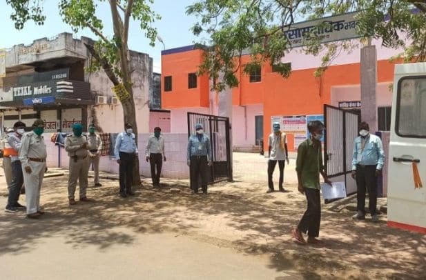कोरोना से जंग जीतकर घर लौट रहे मरीज का तालियों से हुआ स्वागत