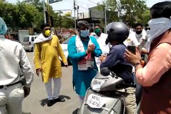विरोध के बावजूद शहर में निकले भाजपा जिला अध्यक्ष, मुलाकात और सम्मान किया साथ ही की मदद