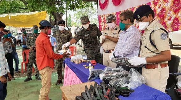 रजेगांव बॉर्डर पर हमदर्द बनकर पुलिस अधिकारियों ने जाना मजदूरों का दर्द