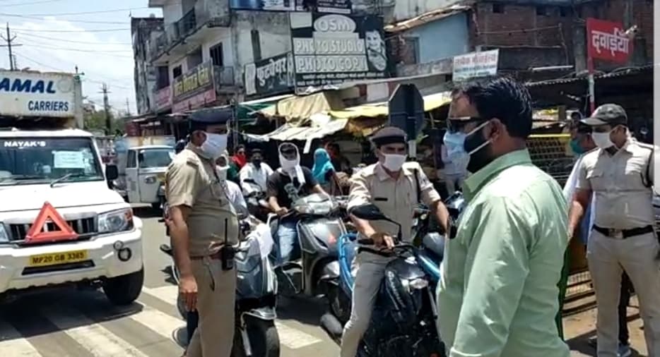 छूट के दौरान बाजारों में उमड़ी भीड़, सोशल डिस्टेंस का पालन कराने पुलिस सख्त