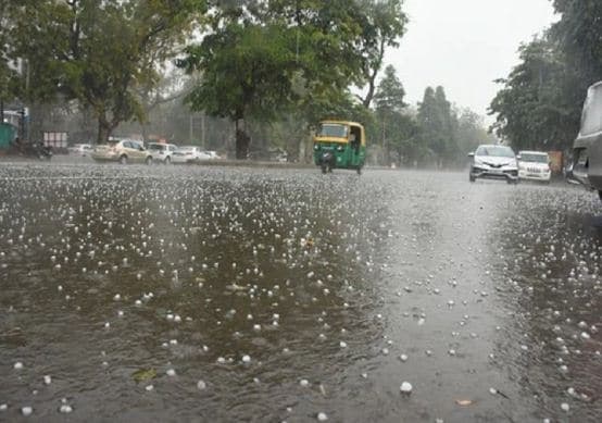 मप्र के कई इलाकों में तेज हवा के साथ हुई बारिश, गरज चमक के साथ ओले गिरने के आसार