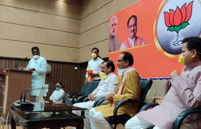 उपचुनाव से पहले कांग्रेस को झटका, 200 से अधिक कार्यकर्ता भाजपा में शामिल