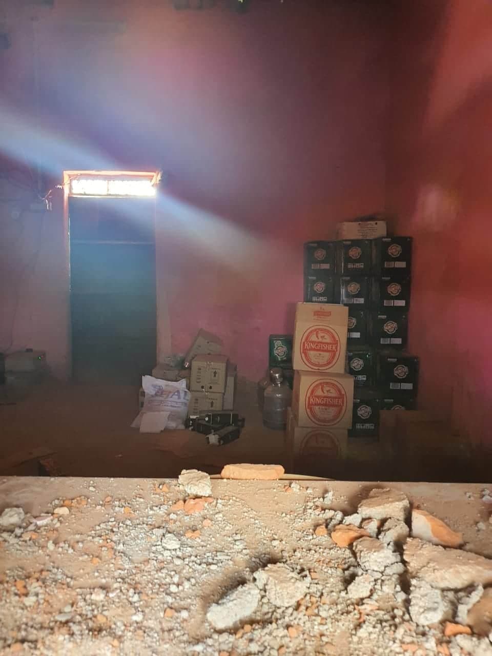 लॉकडाउन में चोरों ने शराब की दुकान में लगाई सेंध, लाखों की शराब चोरी