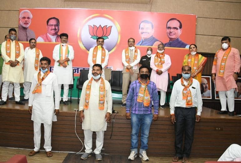 सिंधिया समर्थक पूर्व मंत्री लगा रहे कांग्रेस में सेंध, चार दर्जन कांग्रेसियों ने ज्वाइन की भाजपा