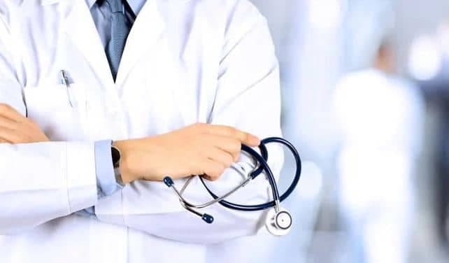 युवक ने पेड़ पर लगाई फांसी, रास्ते से गुजर रहे डॉक्टर ने बचाई जान