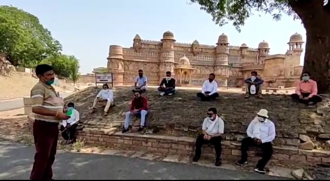 इतिहास बताने वाले आज अपने भविष्य को लेकर परेशान,सरकार से लगाई मदद की गुहार