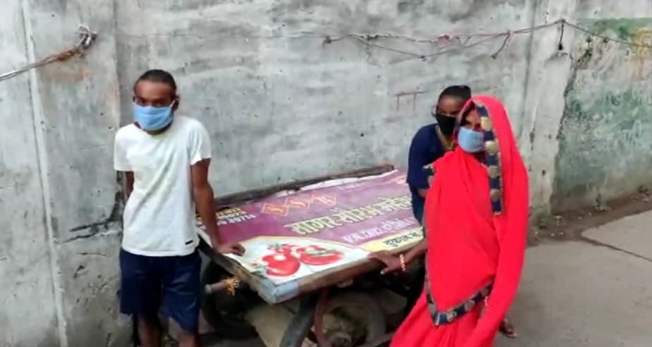 हाथ ठेले पर सामान लादकर इंदौर से भोपाल पहुंचा परिवार, 7 दिन में तय किया रास्ता