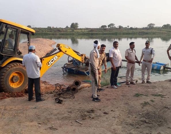 अवैध रेत उत्खनन पर कार्रवाई, एक पनडुब्बी नष्ट