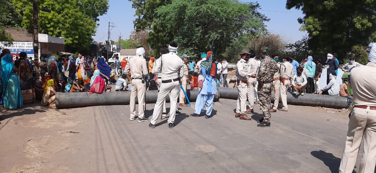 चार पहिया वाहन अनियंत्रित होकर मकान में घुसा, वृद्धा की मौत, लोगों ने किया चक्काजाम