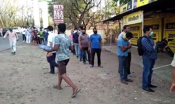VIDEO: 40 दिन बाद खुली शराब दुकानें, उमड़ी भीड़, पीकर बहके लोग