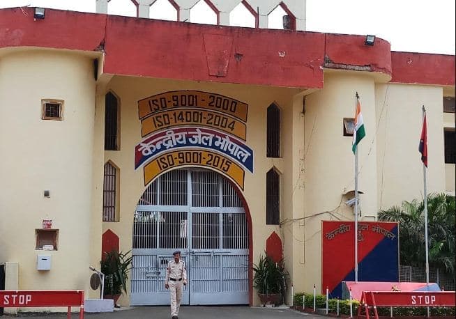 सेंट्रल जेल में सख्ती, प्रहरी की दिन में दो बार स्क्रीनिंग,  बाहरी को अंदर आने पर रोक