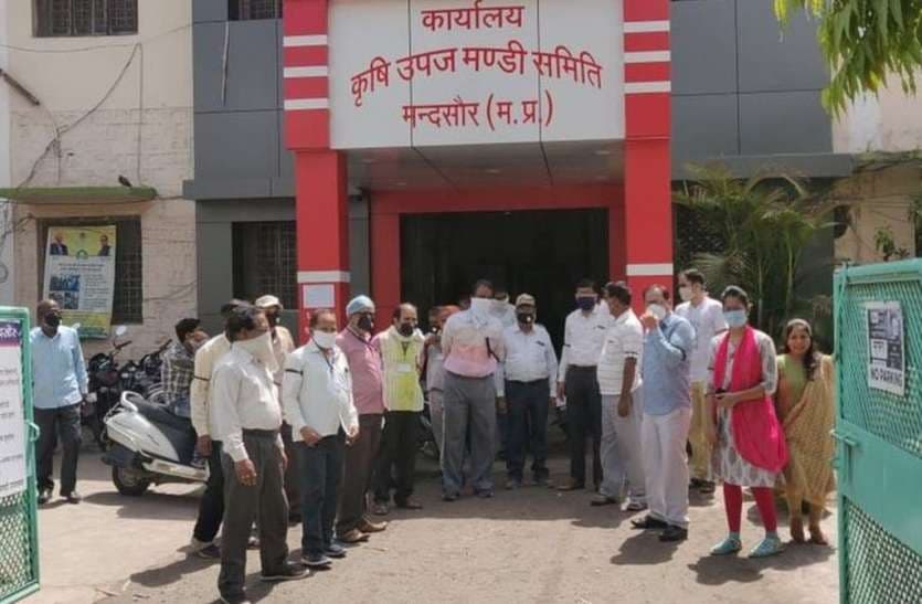 काली पट्टी बांधकर कार्यालय पहुंचे कर्मचारी, सरकार की नीतियों का किया विरोध