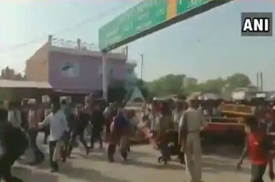 मप्र-उप्र बॉर्डर पर मजदूरों का हंगामा, बैरिकेड तोड़ किया प्रवेश