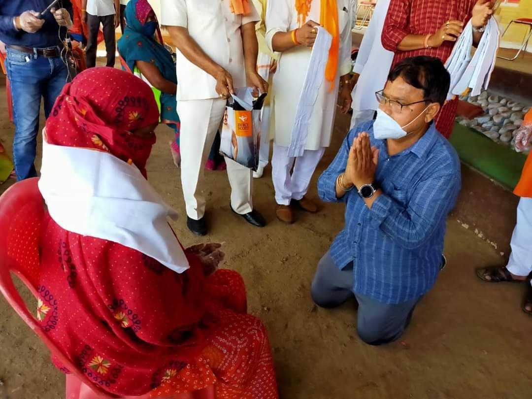 सिंधिया समर्थक इस पूर्व मंत्री ने सफाई कर्मचारियों के छुए पैर, जताया आभार
