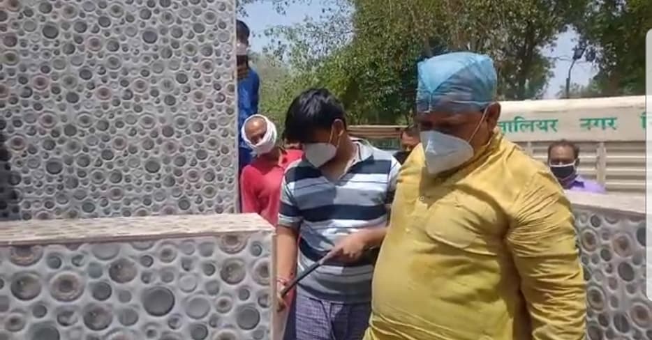 पूर्व मंत्री ने पेश की मिसाल, बेटे के अहंकार को खत्म करने की शौचालय की सफाई, वीडियो वायरल