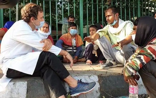 दिल्ली में मप्र के मजदूरों से मिले राहुल गांधी, फुटपाथ पर बैठकर जाना हाल