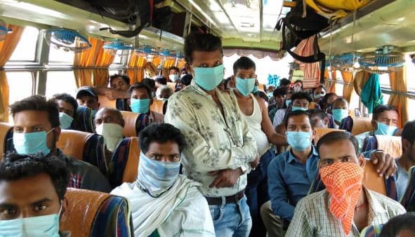 सोशल डिस्टेंसिंग की उड़ी धज्जियां, क्षमता से अधिक मजदूरों को भरकर बस झारखंड रवाना