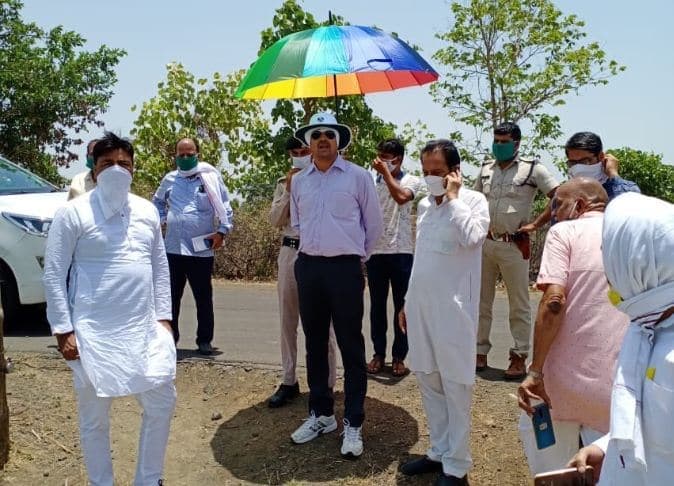 छाते की छांव में कलेक्टर की फोटो वायरल, तन्खा बोले-‘CM इन्हे वल्लभ भवन में बैठा दें’