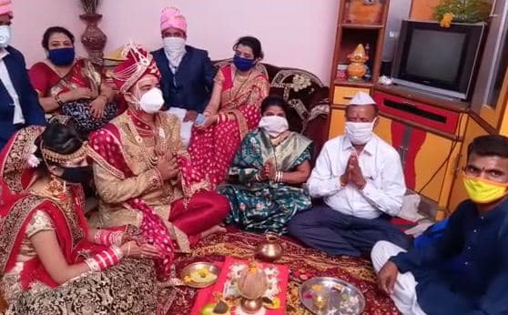 लॉक डाउन में ‘रब ने बना दी जोड़ी’, दूल्हा-दुल्हन ने वीडियो कॉल पर लिया आशीर्वाद