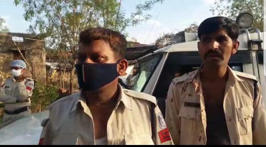 पुलिस पेट्रोलिंग टीम पर ग्रामीणों का हमला, दो पुलिसकर्मी घायल