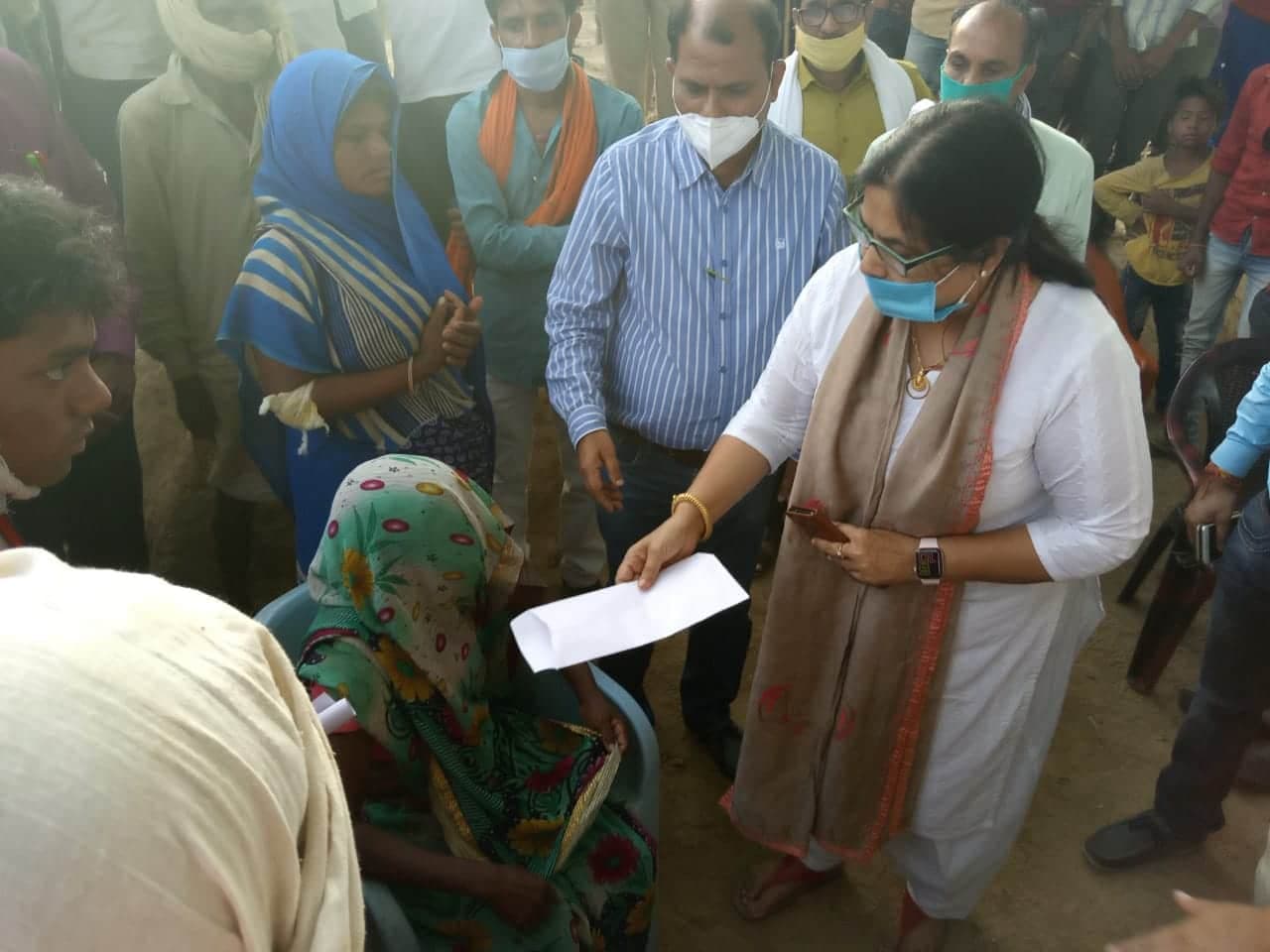 कोलुआ हत्याकांड में मृत आदिवासी के परिजनों को कलेक्‍टर ने दी आर्थिक सहायता राशि