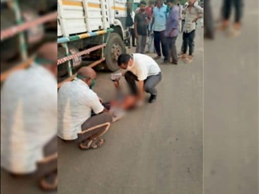 सड़क पर तड़पते घायल को देख कलेक्टर ने रोकी गाड़ी, पहले खुद की जांच फिर पहुंचाया अस्पताल