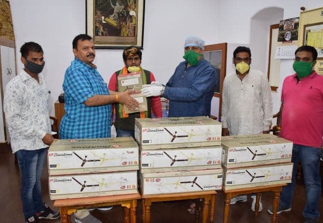 गर्मी में परेशान नहीं होंगे कैदी, विधायक ने सेंट्रल को दिए पंखे