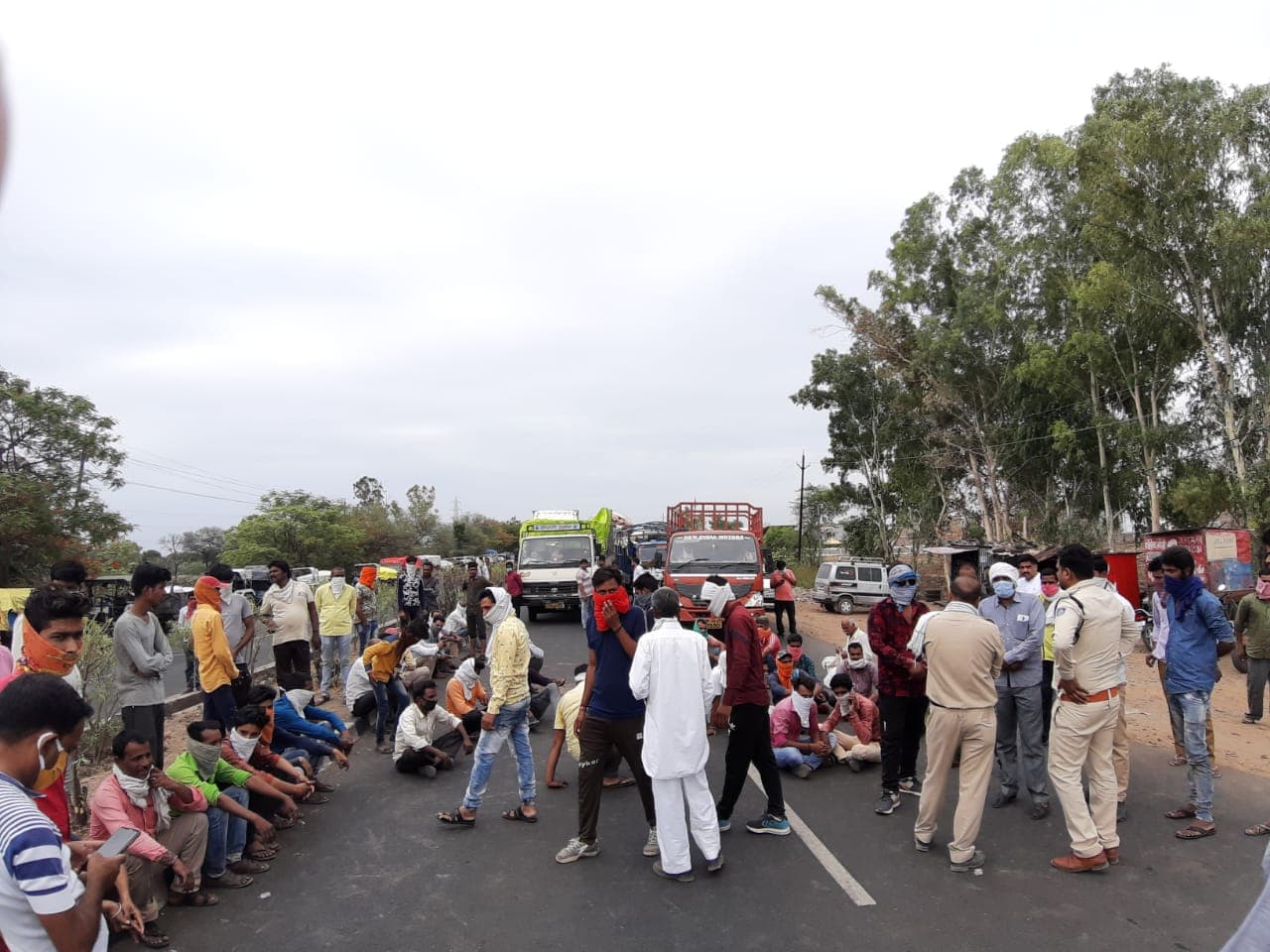 खरीदी केंद्र की बदइंतजामी से परेशान किसानों ने किया हाइवे जाम,सड़क पर रातें गुजारने को मजबूर