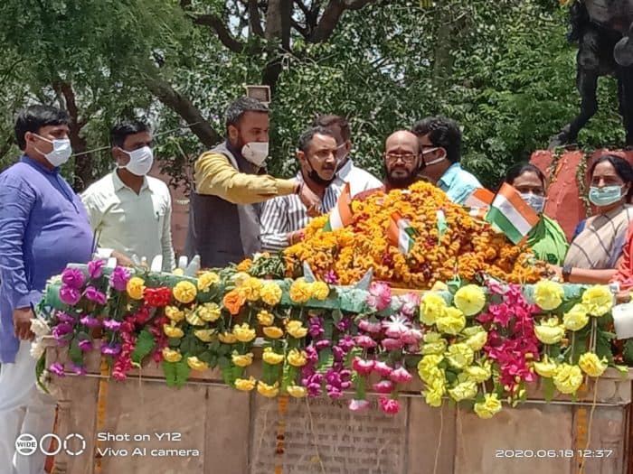 सिंधिया पर कांग्रेस का अटैक-जिनके वंशजों के हाथ खून से रंगे हो, वो किसी के नहीं हो सकते