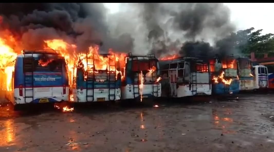 बस स्टैंड पर खड़ी 7 बसों में भीषण आग, फायर ब्रिगेड की 8 गाड़ियों ने मुश्किल से पाया काबू