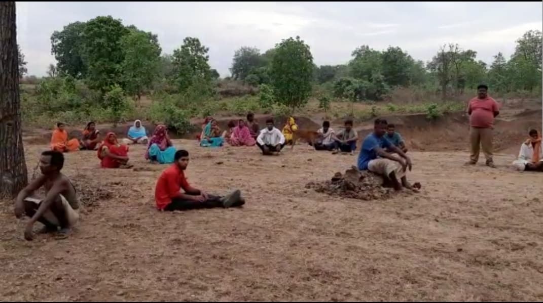 जमीन के स्वामित्व को लेकर वन विभाग और आदिवासी आमने-सामने