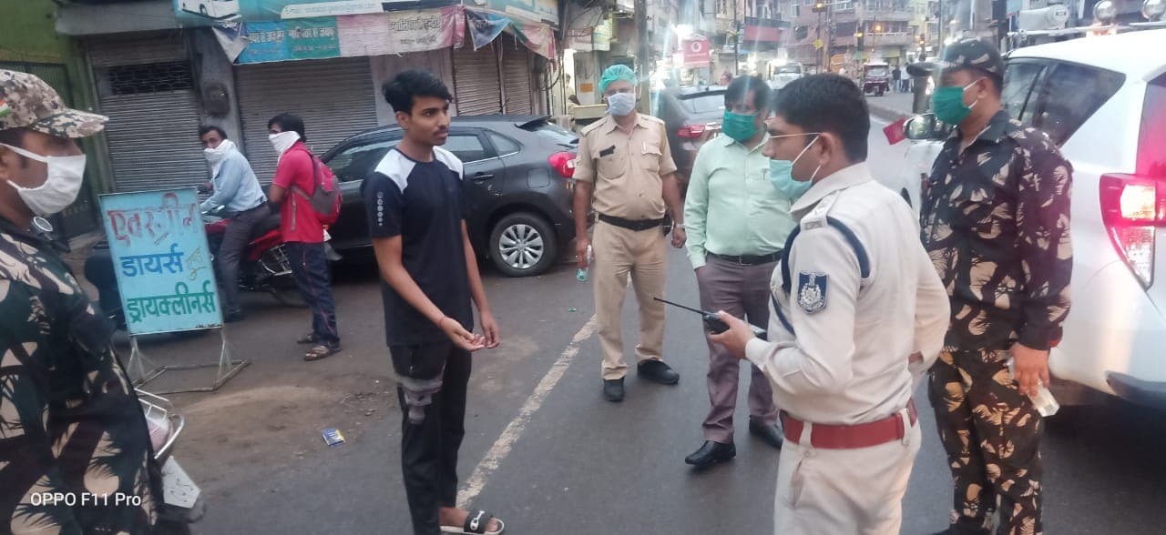 प्रशासन की सख्ती,सोशल डिस्टेंसिंग का पालन न करने और मास्क न पहनने वालों पर जुर्माना