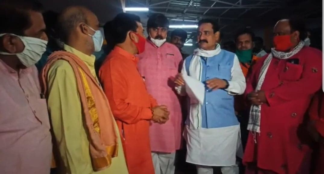 मंदिरों में सेनेटाइजर के प्रयोग पर जताई आपत्ति, पुजारियों ने गृहमंत्री को सौंपा ज्ञापन