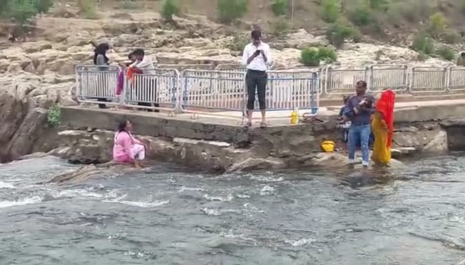 पर्यटकों के लिये ढाई माह बाद खुला भेड़ाघाट, नौका विहार के लिये करना होगा इंतजार