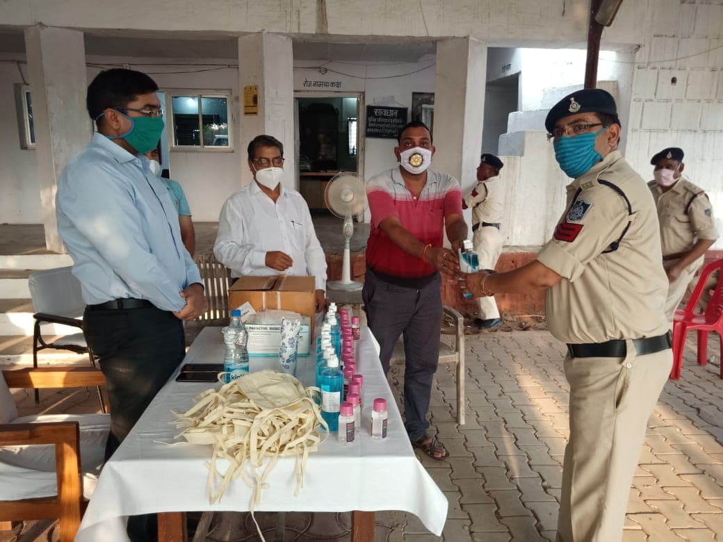 रोटरी क्लब दतिया मिडटाउन द्वारा मास्क एवं सैनेटाइजर का वितरण