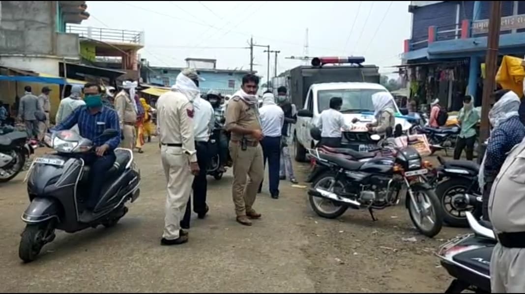 सड़कों पर लगी दुकानों से यातायात बाधित, पुलिस ने काटा चालान