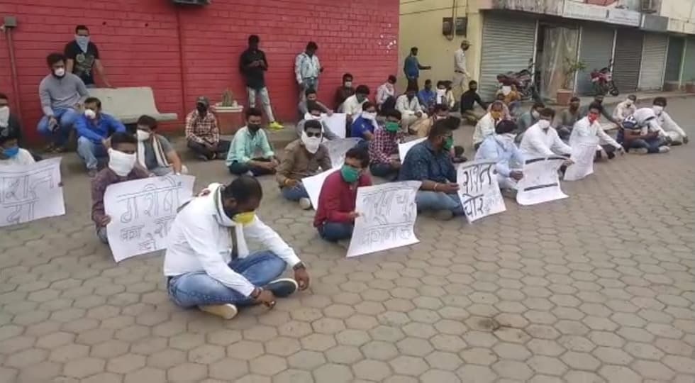 कांग्रेस विधायक के विधानसभा क्षेत्र में धरने पर बैठे कांग्रेस कार्यकर्ता,खाद्यान्न घोटाले का आरोप