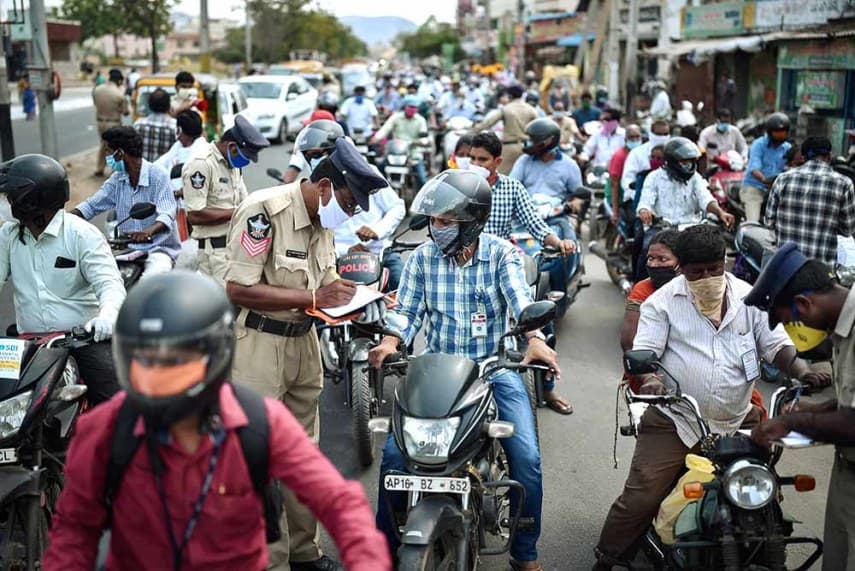 लॉकडाउन में भी नहीं मान रहे लोग, नियम तोड़ने वाले 18,360 लोगों पर 42,9402 का जुर्माना