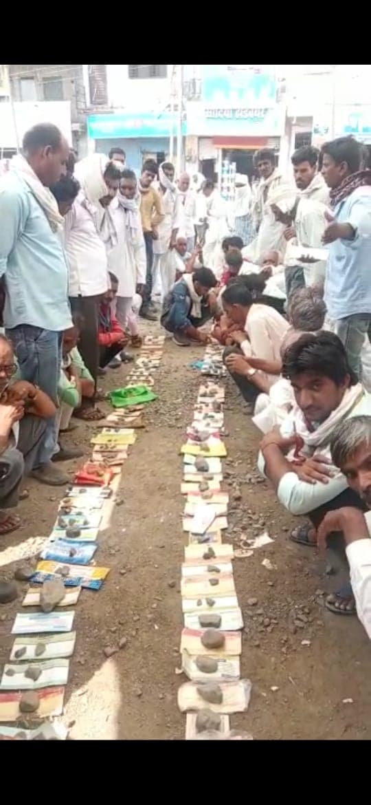 अपना ही पैसा लेने के लिये बैंक के बाहर किसानों की लंबी कतार,लाइन में पासबुक रख कर रहे इंतजार