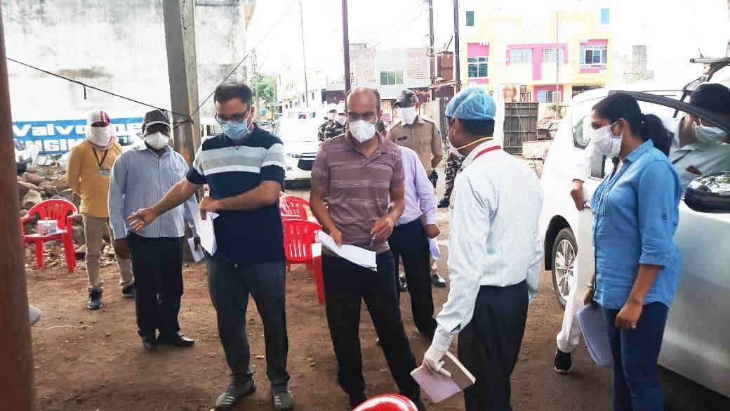 कलेक्टर ने किया कन्टेनमेंट क्षेत्र का दौरा, लोगों को दी घरों में रहने की समझाईश