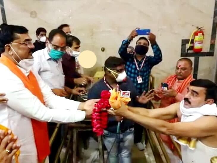 “बाबा महाकाल” के दर्शन करने पहुंचे कमल पटेल, कहा- मेहनत करने वालों को नहीं होगा Corona