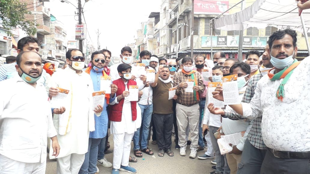 नरेंद्र तोमर का जन्मदिन मनाते हुए बीजेपी नेता भूल गए सोशल डिस्टेंस,कार्यक्रम में भीड़ जुटाई