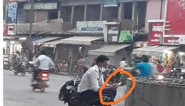 ड्यूटी के दौरान गाड़ी पर बैठ मोबाइल चला रहा था आरक्षक, SP ने किया लाइन अटैच